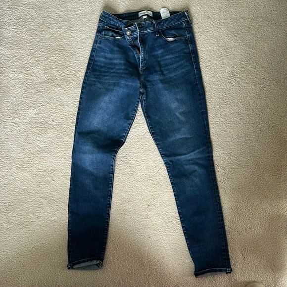 Abercrombie & Fitch - Picture 1 of 2